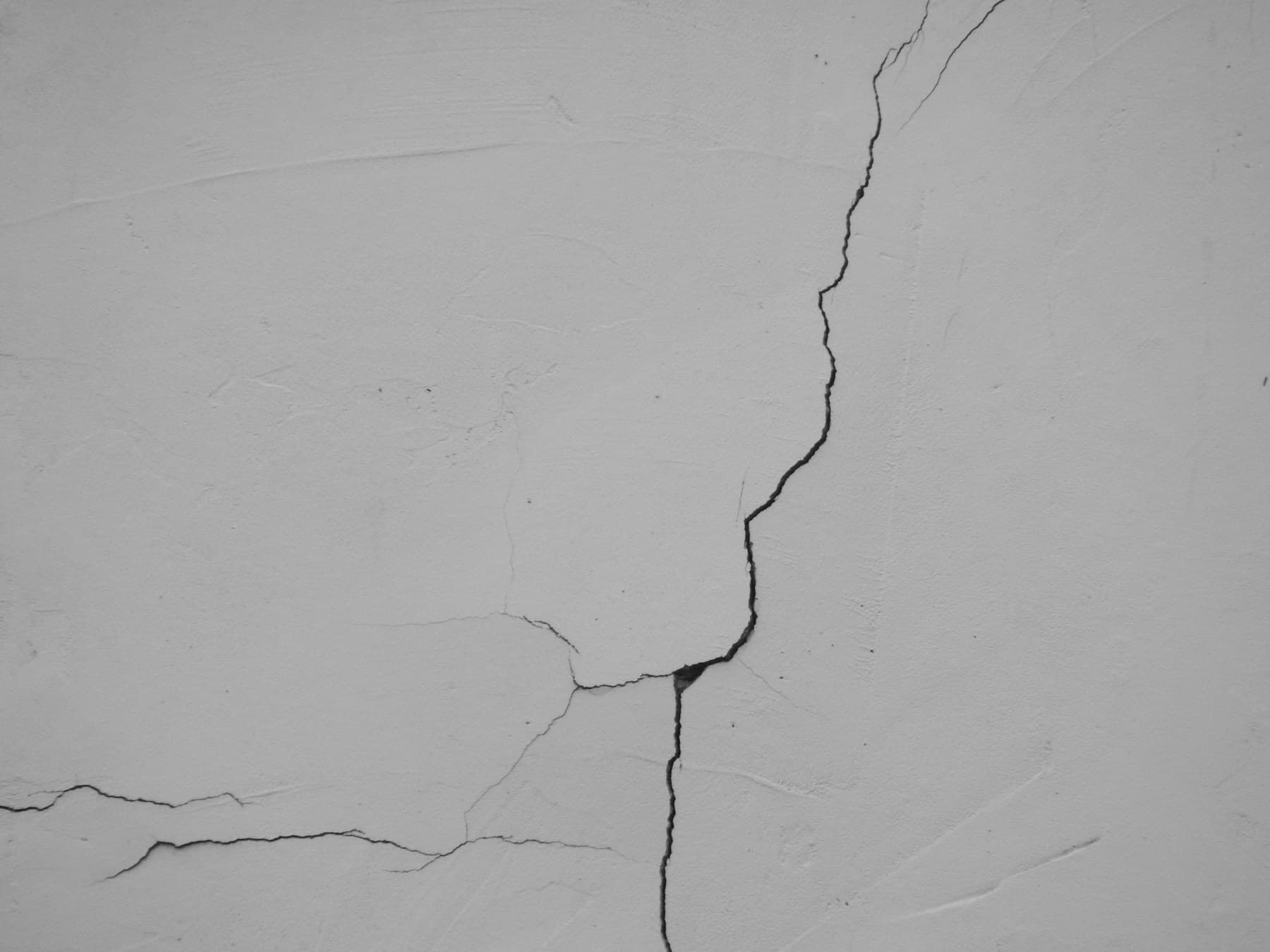 Beton duvarda derin çatlak