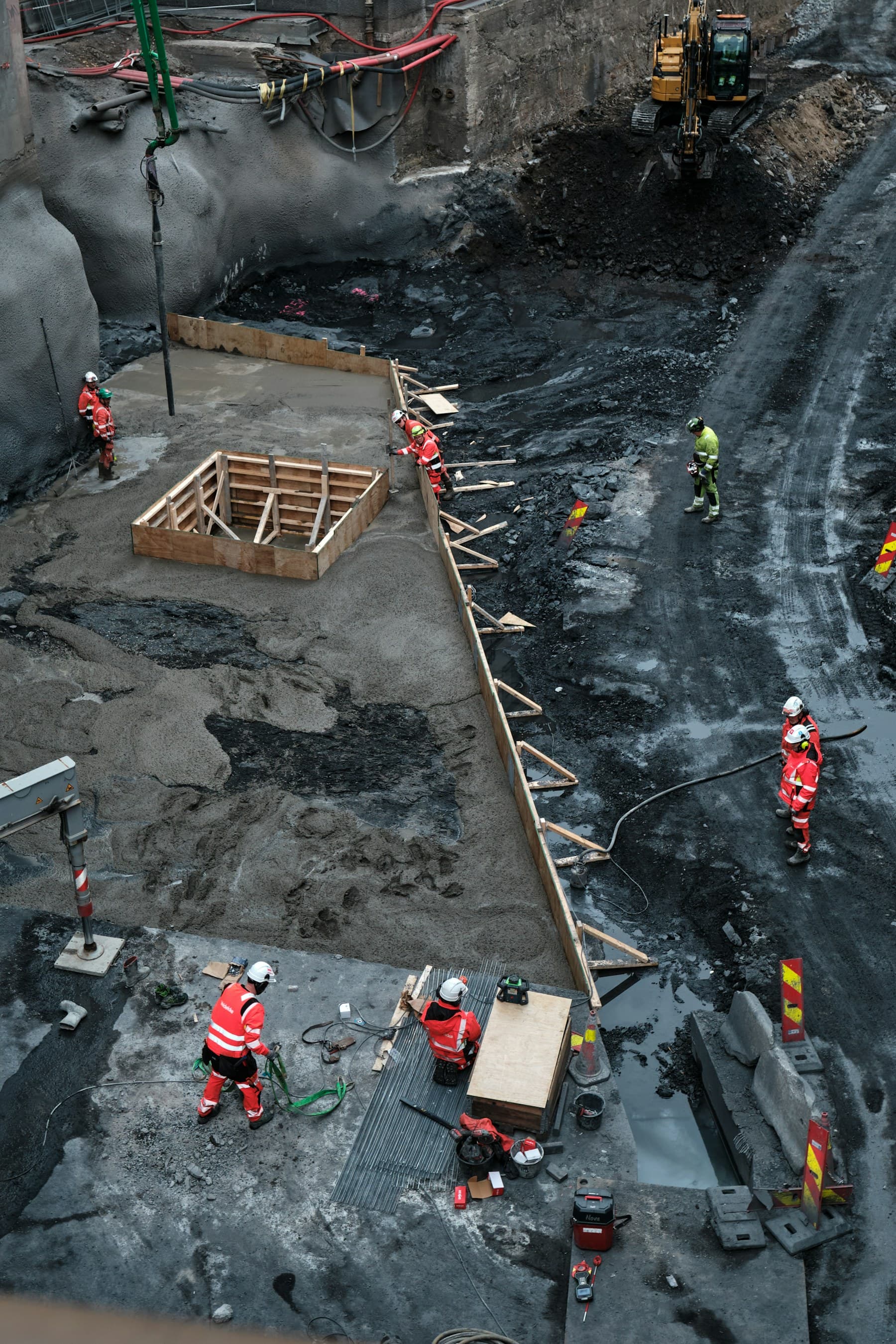 Şantiyede temel betonu üzerinde su yalıtımı çalışması